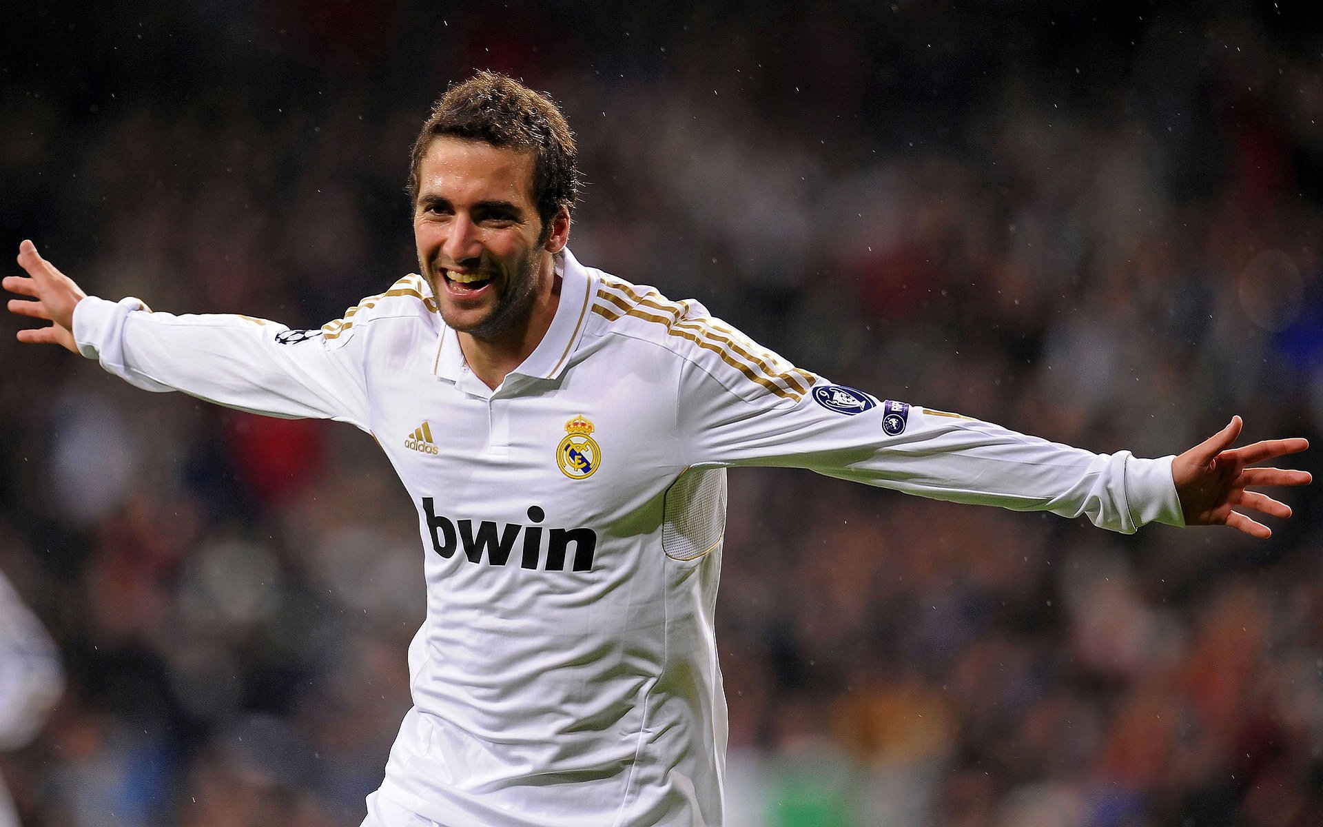 赛道上的双重奏鸣，阿斯顿马丁完胜迈凯伦，拉塞尔刷新纪录